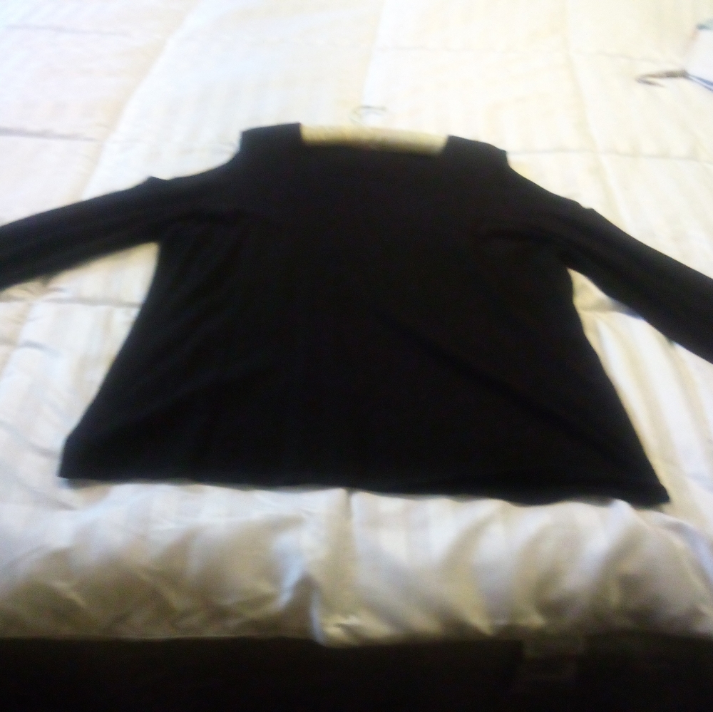 CHICOS BLACK COLD SHOULDER LONG SLEEVE TOP